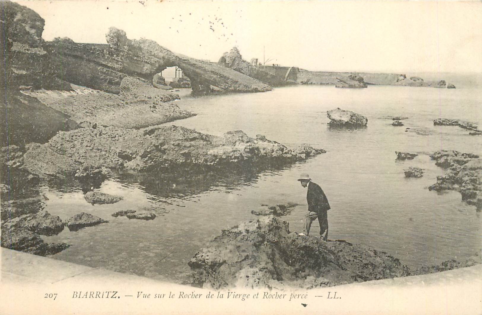 CPA Biarritz Vue sur le Rocher de la Vierge et Rocher perce 