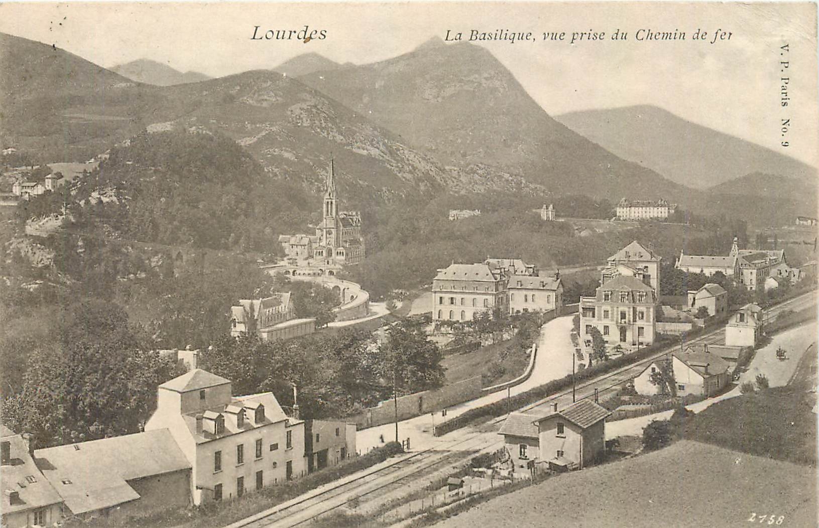 CPA Lourdes La Basilique vue prise du Chemin de fer 