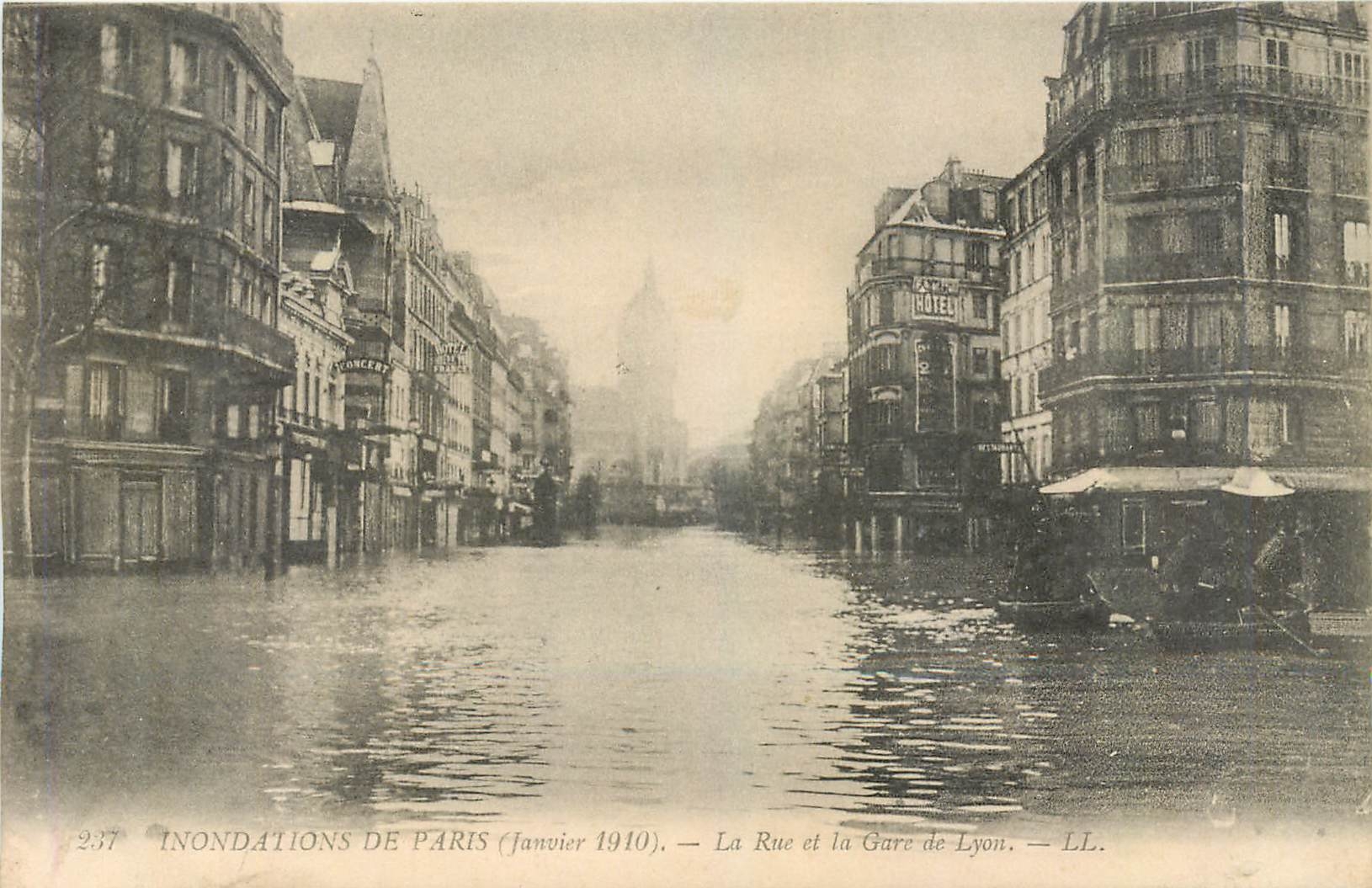 Inondations de Paris (Janvier 1910) — La Rue et la Gare de Lyon — LL. — N° 237