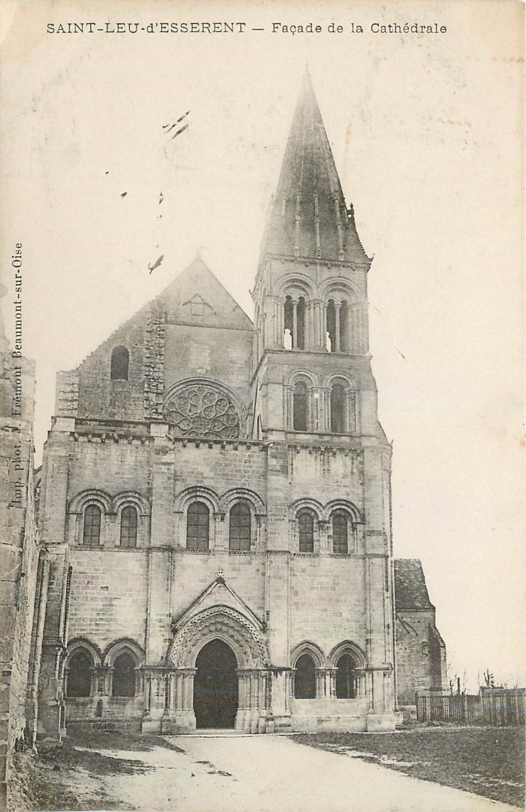 CPA Saint Leu d'Esserent Facade de la Cathedrale 
