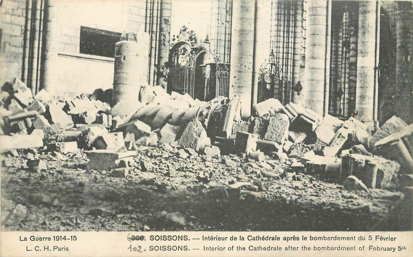 CPA Soissons Interieur de la Cathedrale apres le bombardement du 5 Fevrier 