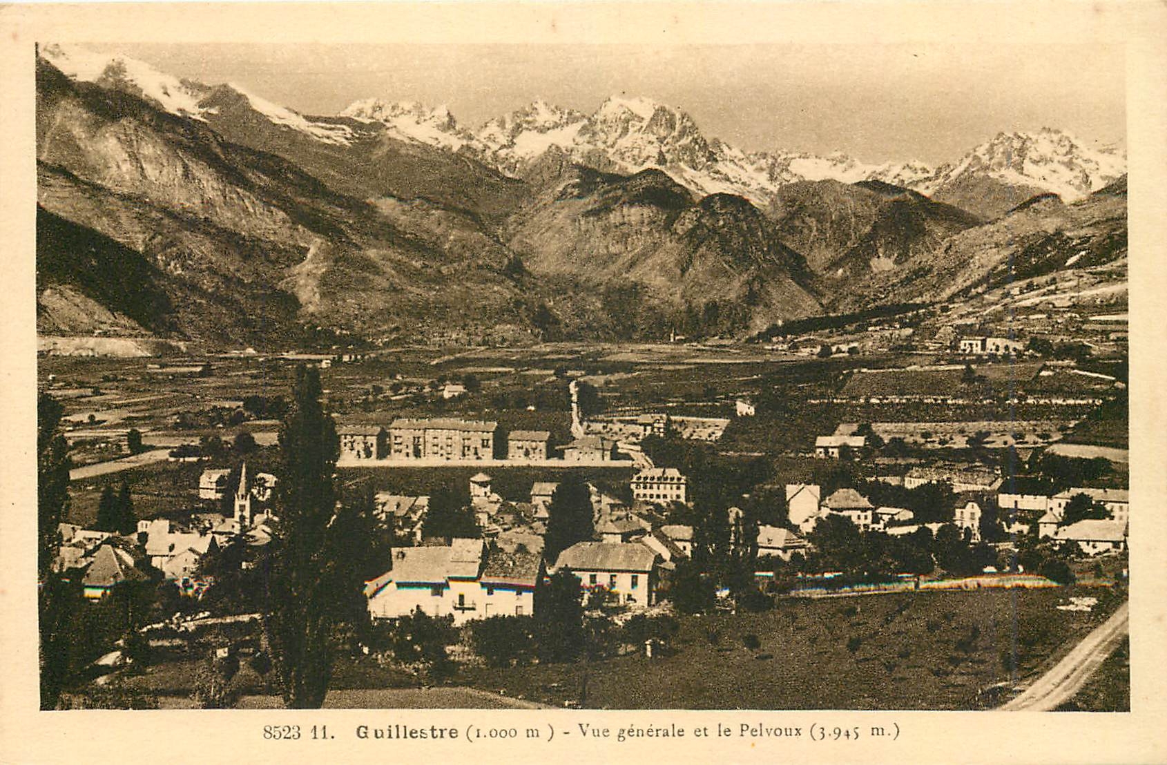 CPA Guillestre Vue generale et le Pelvoux 