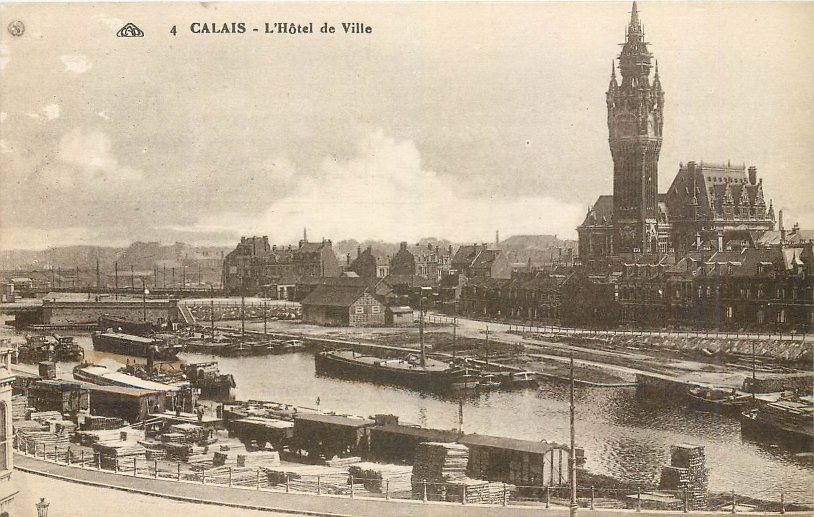 CPA Calais L'Hotel de Ville Bateaux