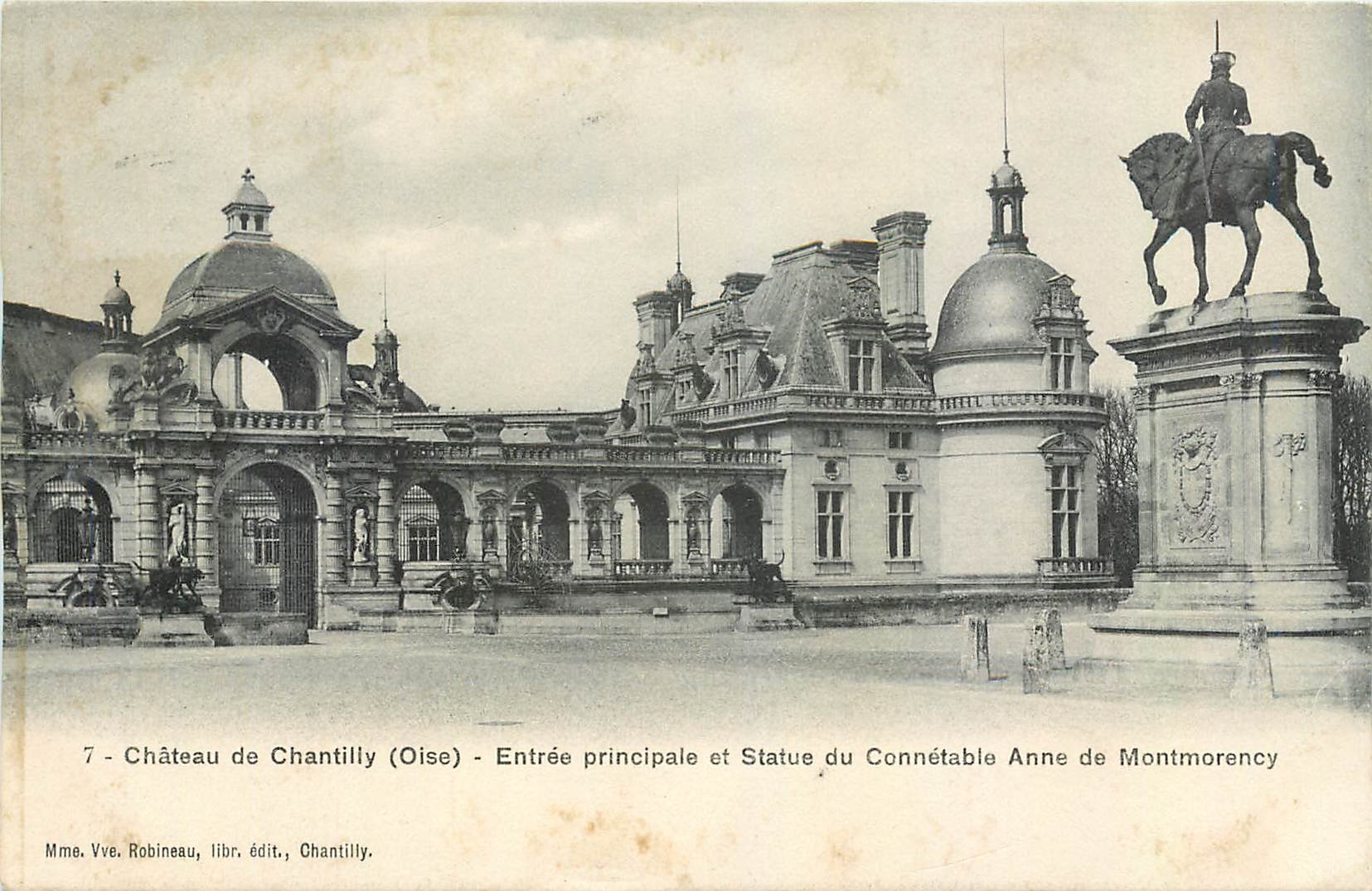 CPA Chateau de Chantilly Oise principale et Statue du Connetable Anne de Montmorency 