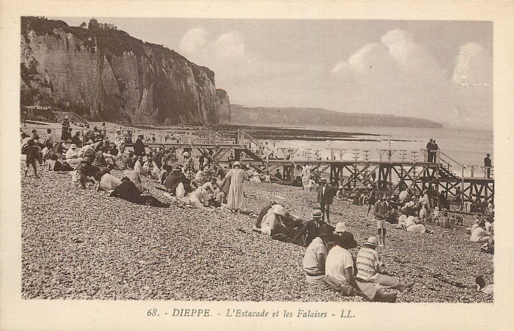 CPA Dieppe L'Estacade et les Falaises 