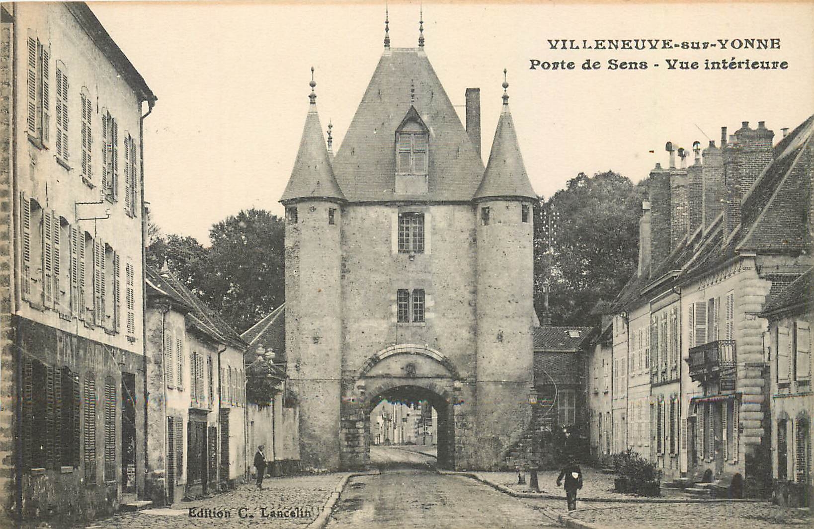 CPA Villeneuve sur Yonne Porte de Sens Vue interieure 