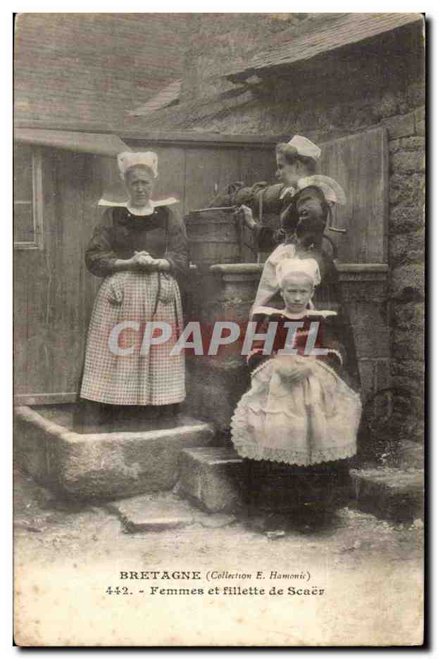 Bretagne- Femmes et fillette de Scaer- CPA Folklore