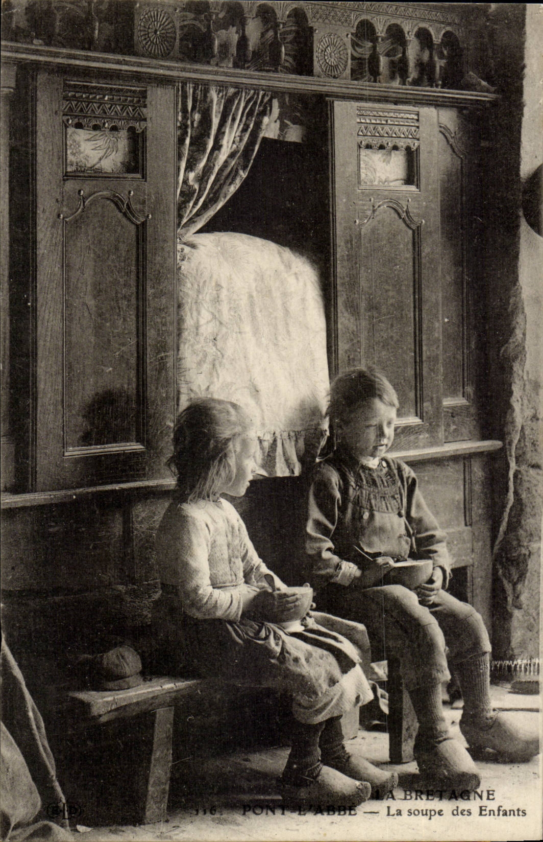 Bretagne- Pont-L'Abbe- La soupe des Enfants-CPA