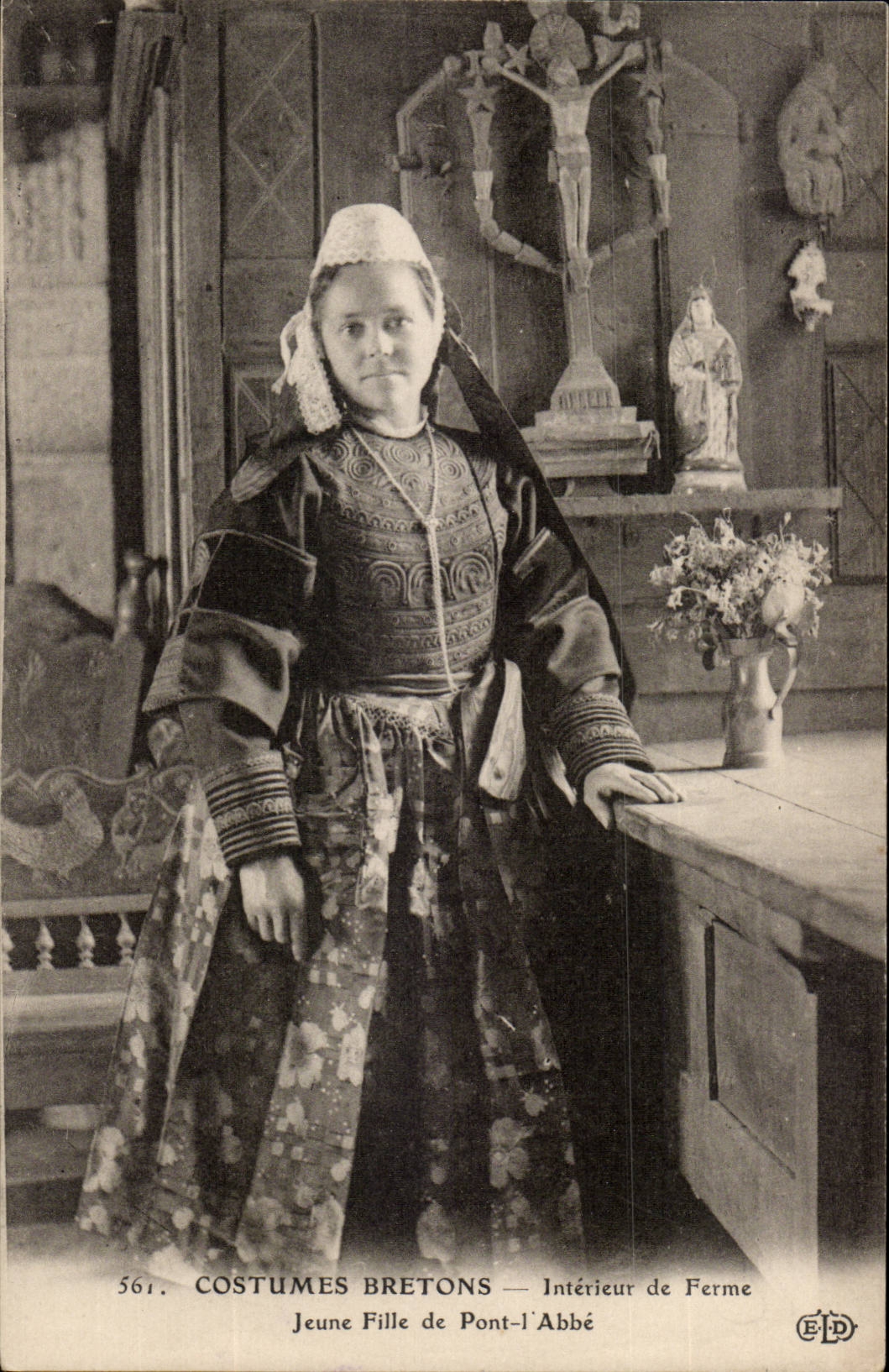 Bretagne- Costumes Bretons- Interieur de Ferme- Jeune Fille de Pont-L'Abbe-CPA
