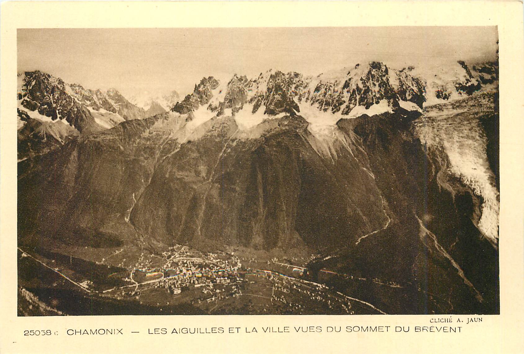 CPA Chamonix Les Aiguilles et la Ville vues du Sommet du Brevent 