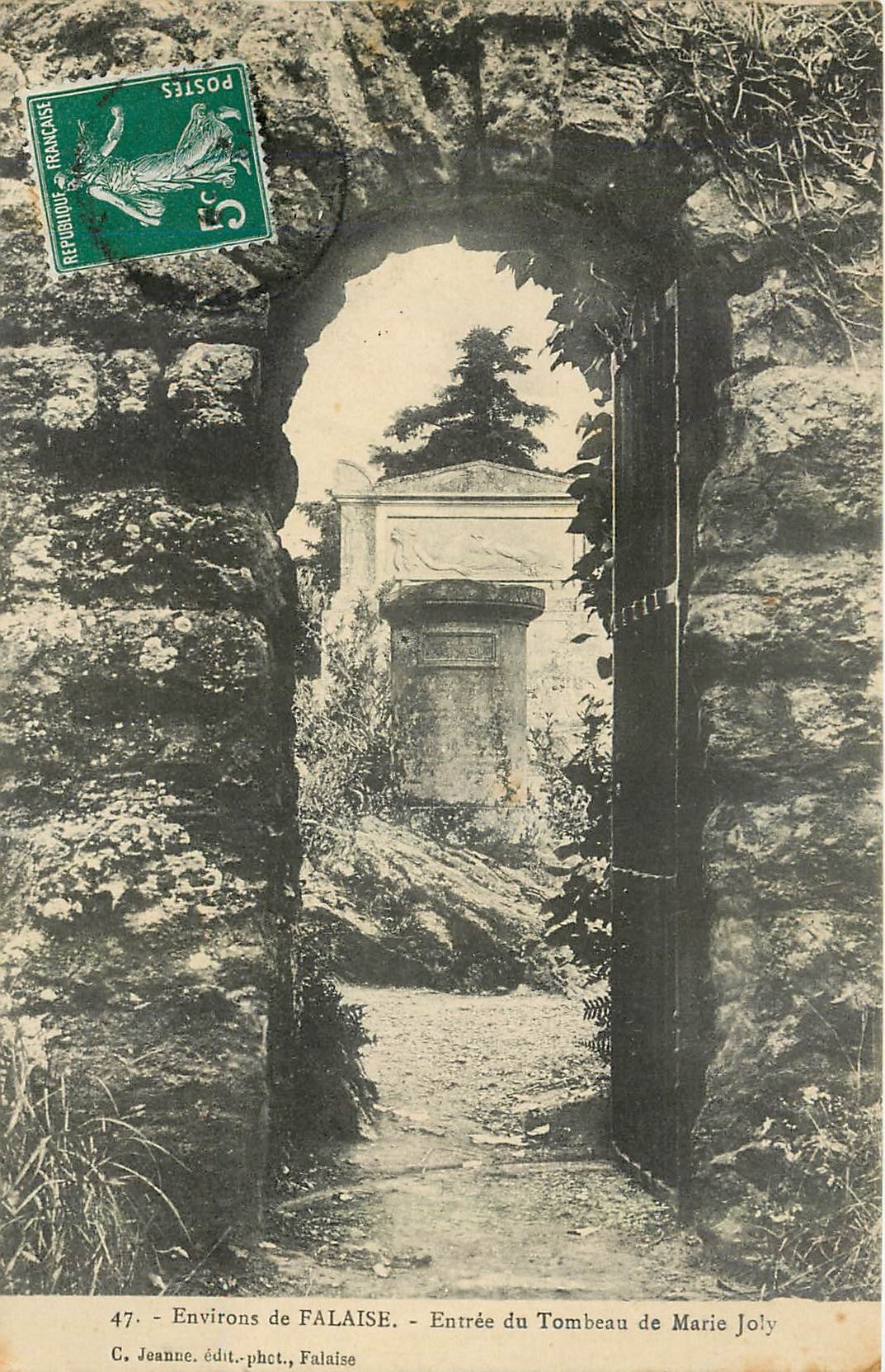 CPA Environs de Falaise Entree du Tombeau de Marie Joly 