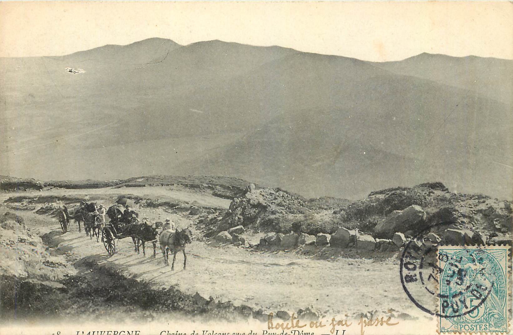 L'AUVERGNE — Chaîne de Volcans vue du Puy-de-Dôme — Route où j'ai passé — éditeur non visible