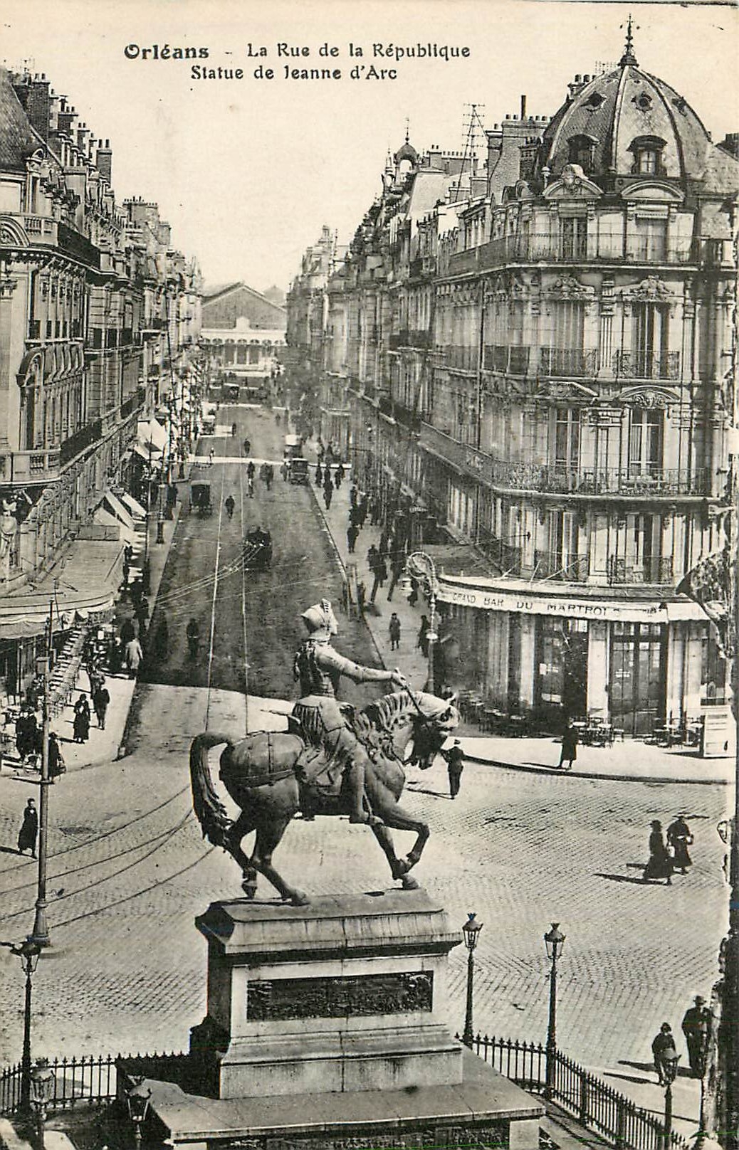 CPA Orleans La Rue de la Republique Statue de Jeanne d'Arc 