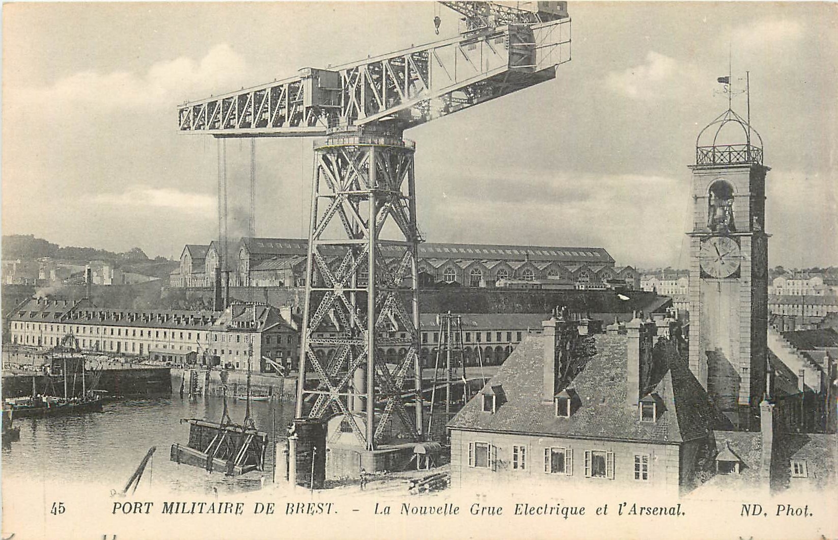 CPA Port Militaire de Brest La Nouvelle Grue Electrique et l'Arsenal 