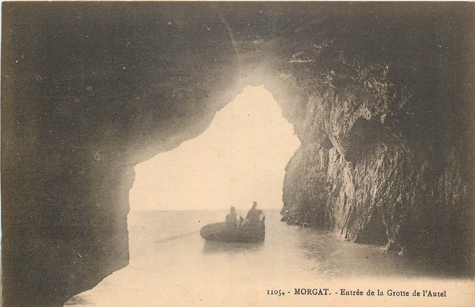 CPA Morgat Entree de la Grotte de l'Autel 