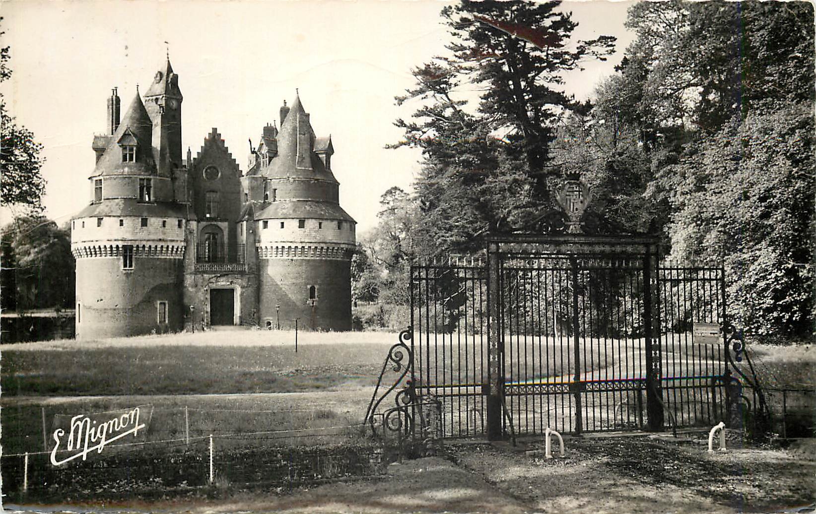 CPM Blangy sur Bresle S Mme Ses Environs Chateau de Rambures et sa grille d'honneur