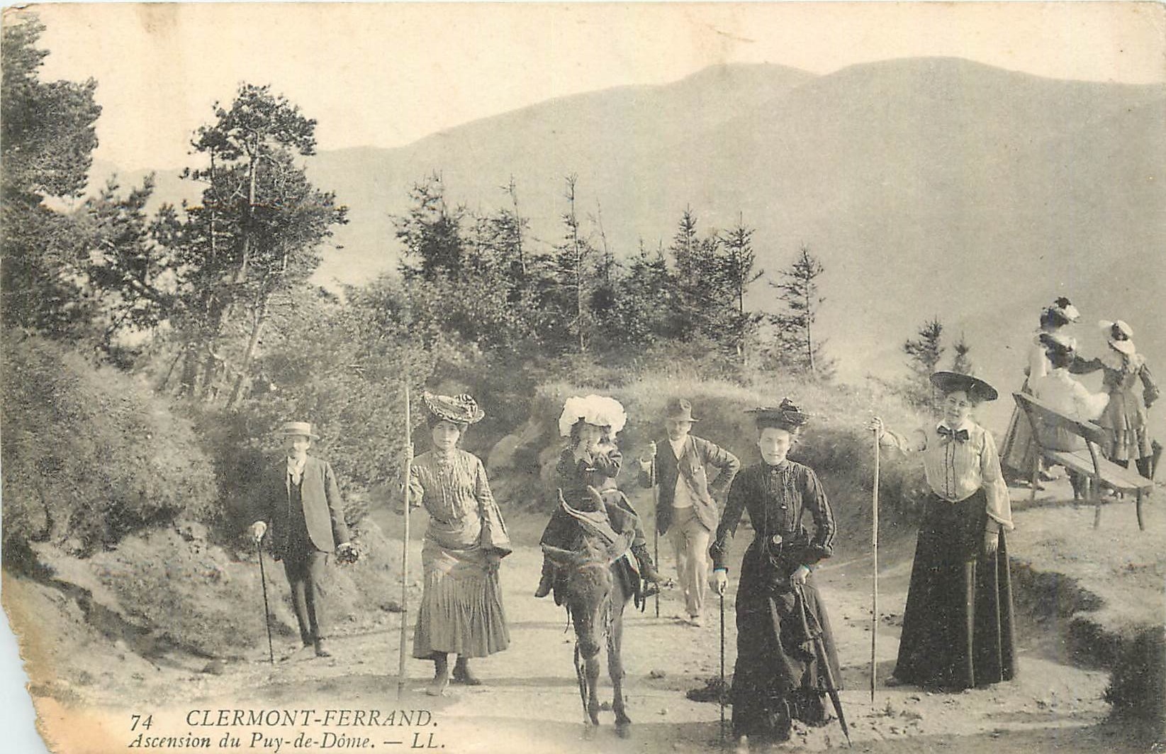 CPA Clermont Ferrand Ascension du Puy de Dome Ane Mule