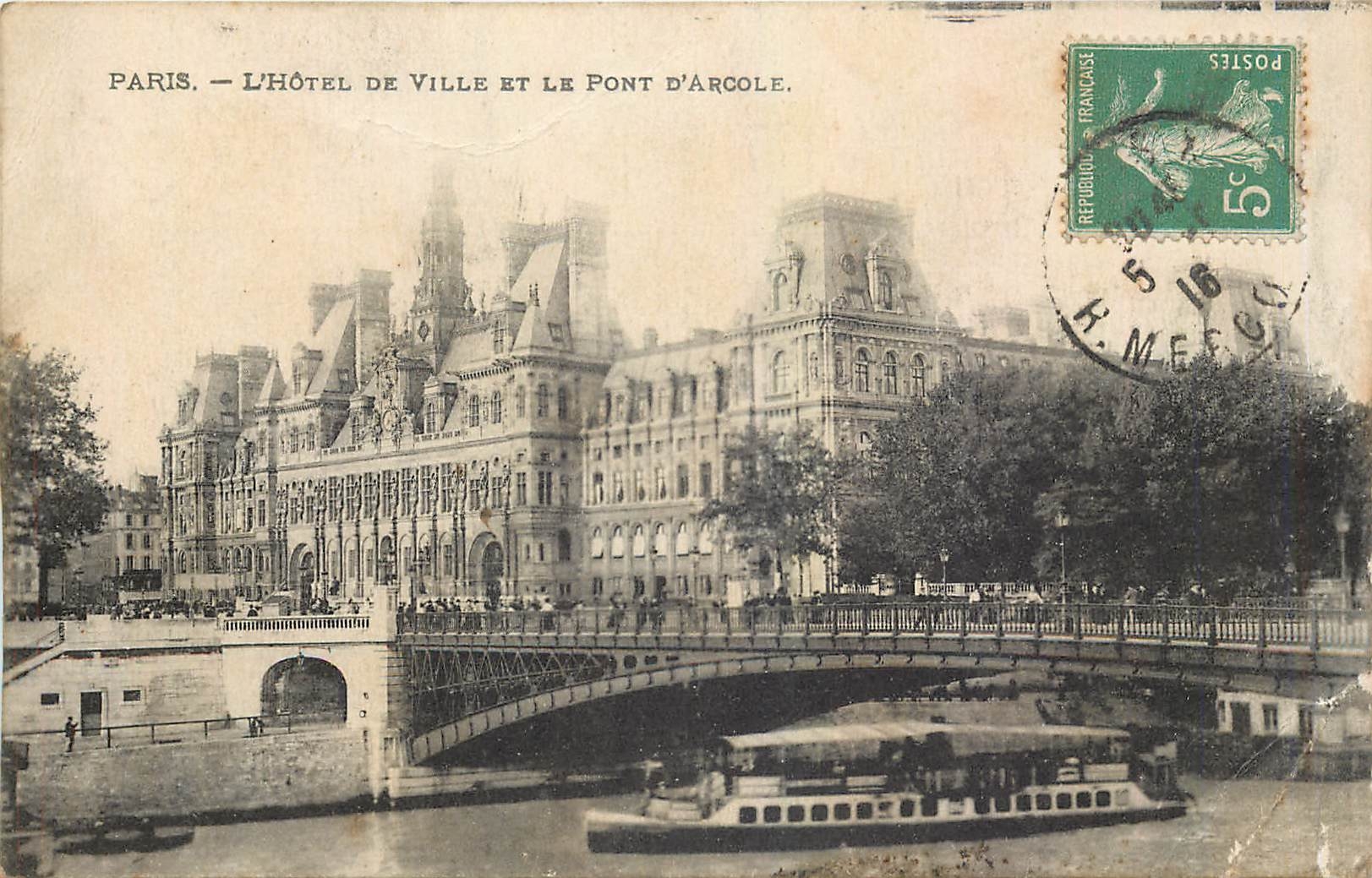 CPA Paris L'Hotel de Ville et le Pont d'Arcole Bateau Peniche