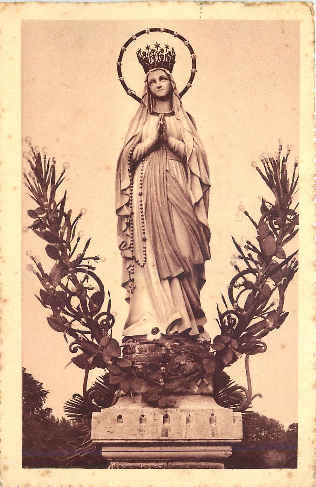 CPA Lourdes La Vierge couronnee 