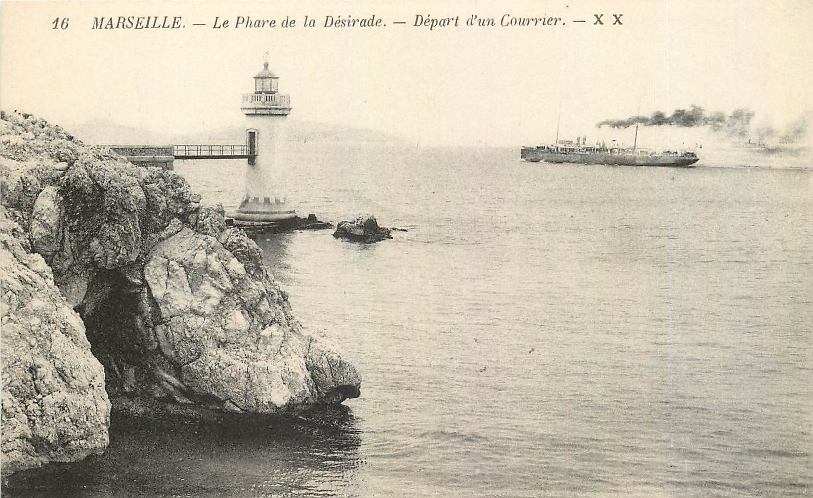 CPA Marseille Le Phare de la Desirade Depart d'un courrier Bateau