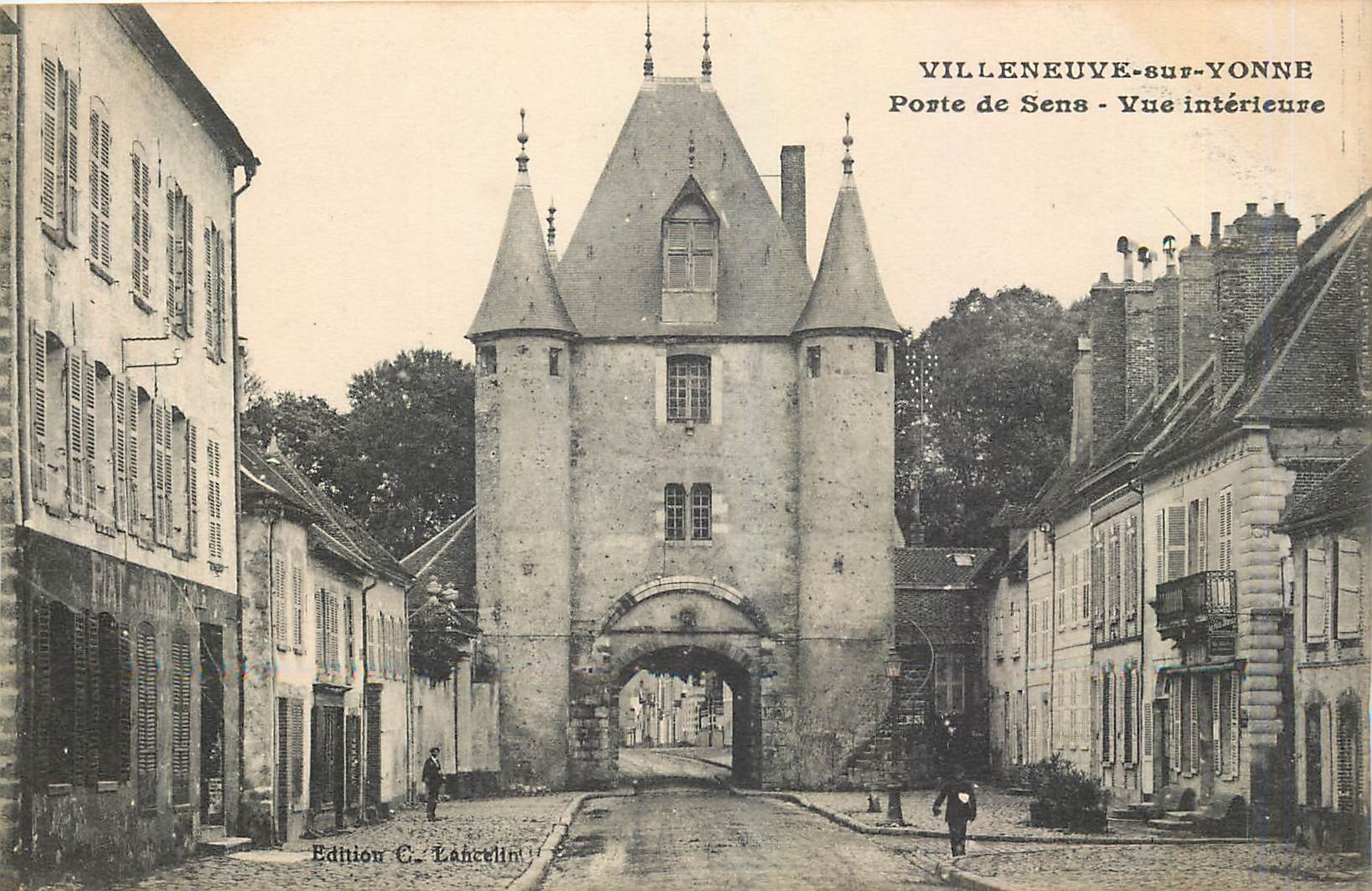 CPA Villeneuve sur Yonne Porte de Sens Vue interieure 