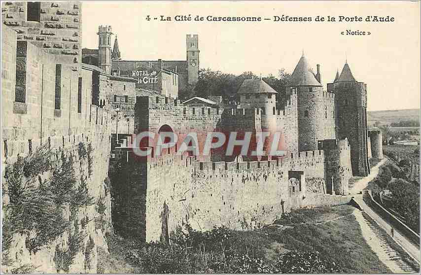CPA La Cite de Carcassonne Defenses de la Porte d'Aude Hotel de la Cite