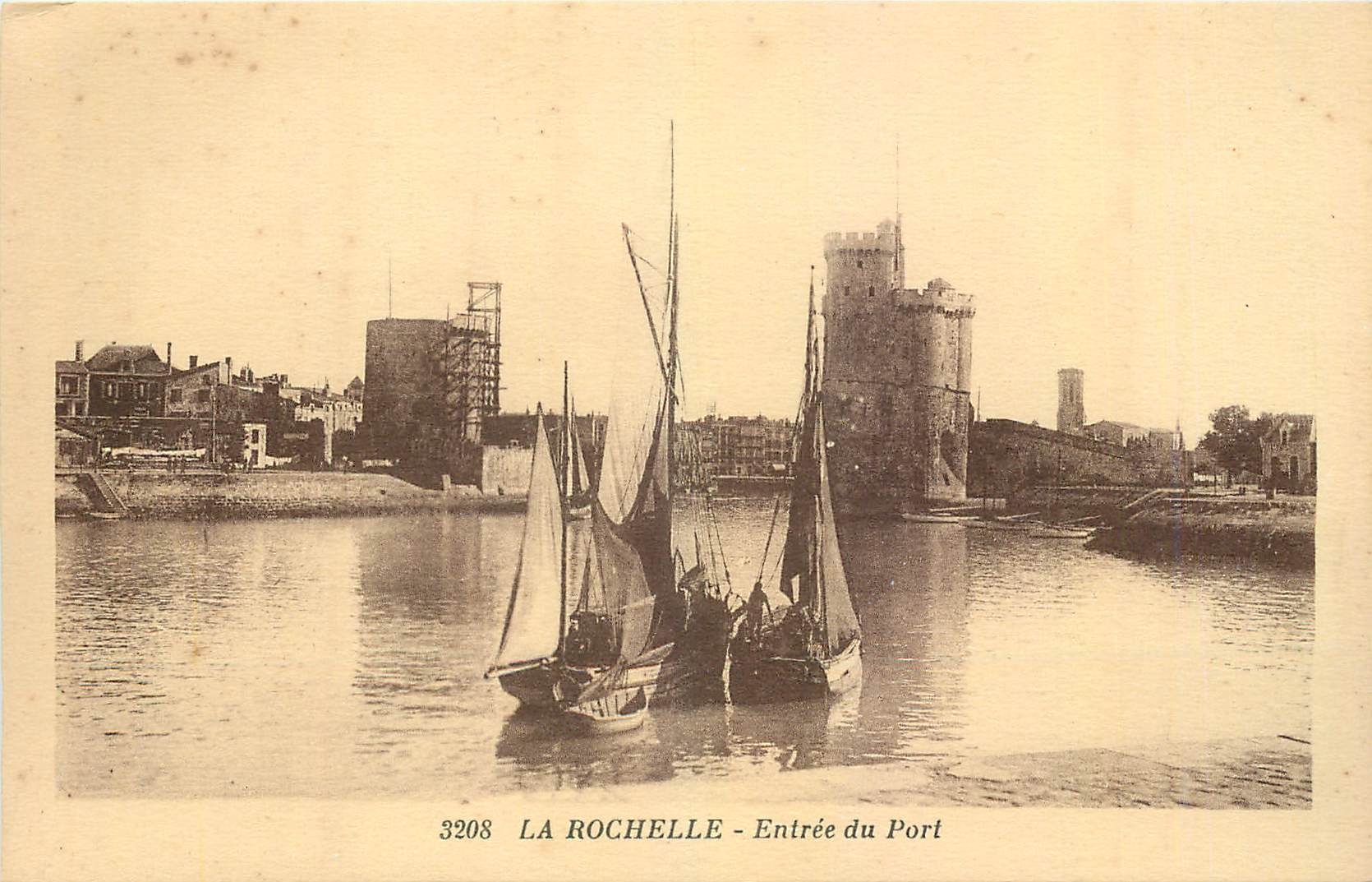 CPA La Rochelle Entree du Port Bateaux