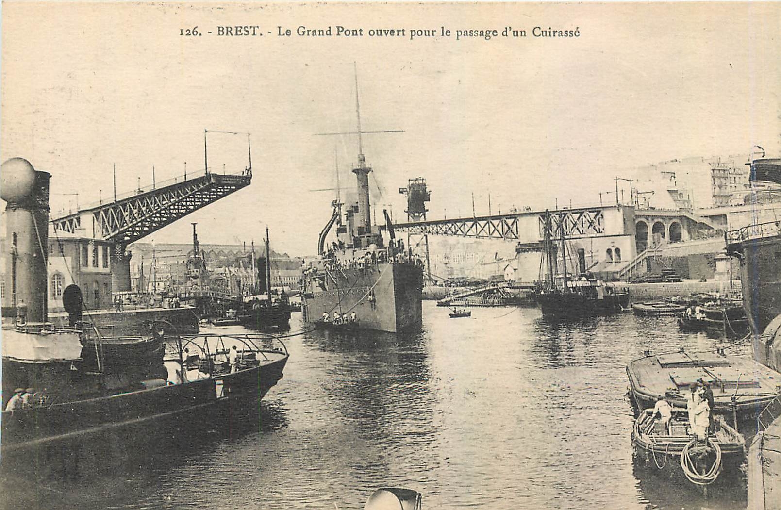 CPA Brest Le Grand Pont ouvert pour le passage d'un Cuirasse Bateaux
