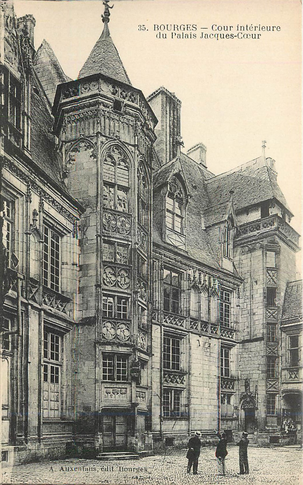 CPA Bourges Cour Interieure du Palais Jacques Coeur 