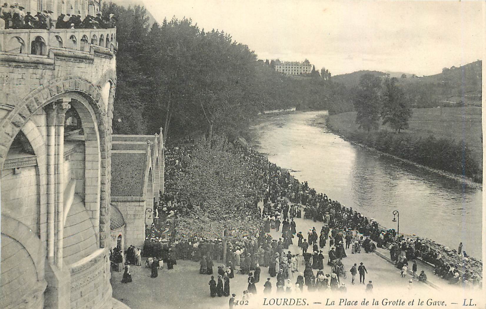 CPA Lourdes La Place de la Grotte et le Gave 