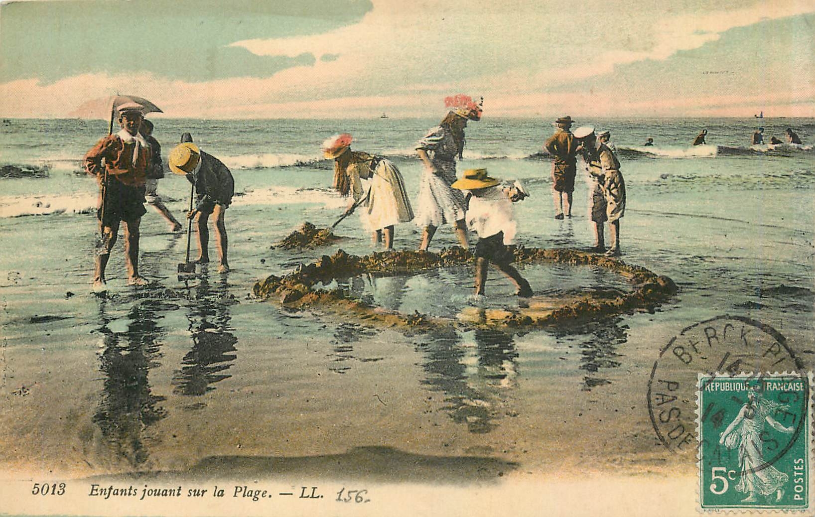 CPA Enfants jouant sur la Plage 