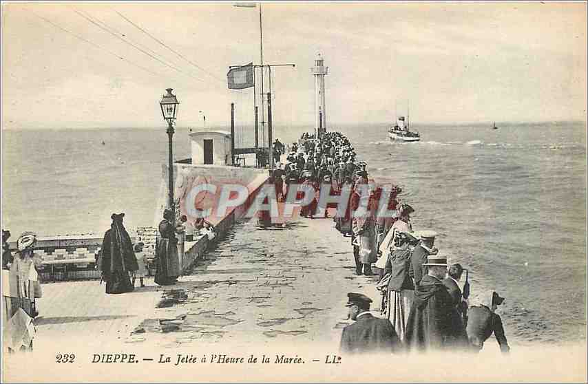 CPA Dieppe La Jetee a l'Heure de la Maree Phare Bateau