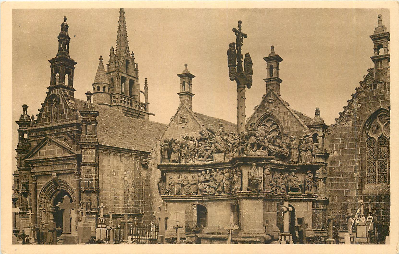 CPA Guimiliau Finistere Le Calvaire et l'Eglise 