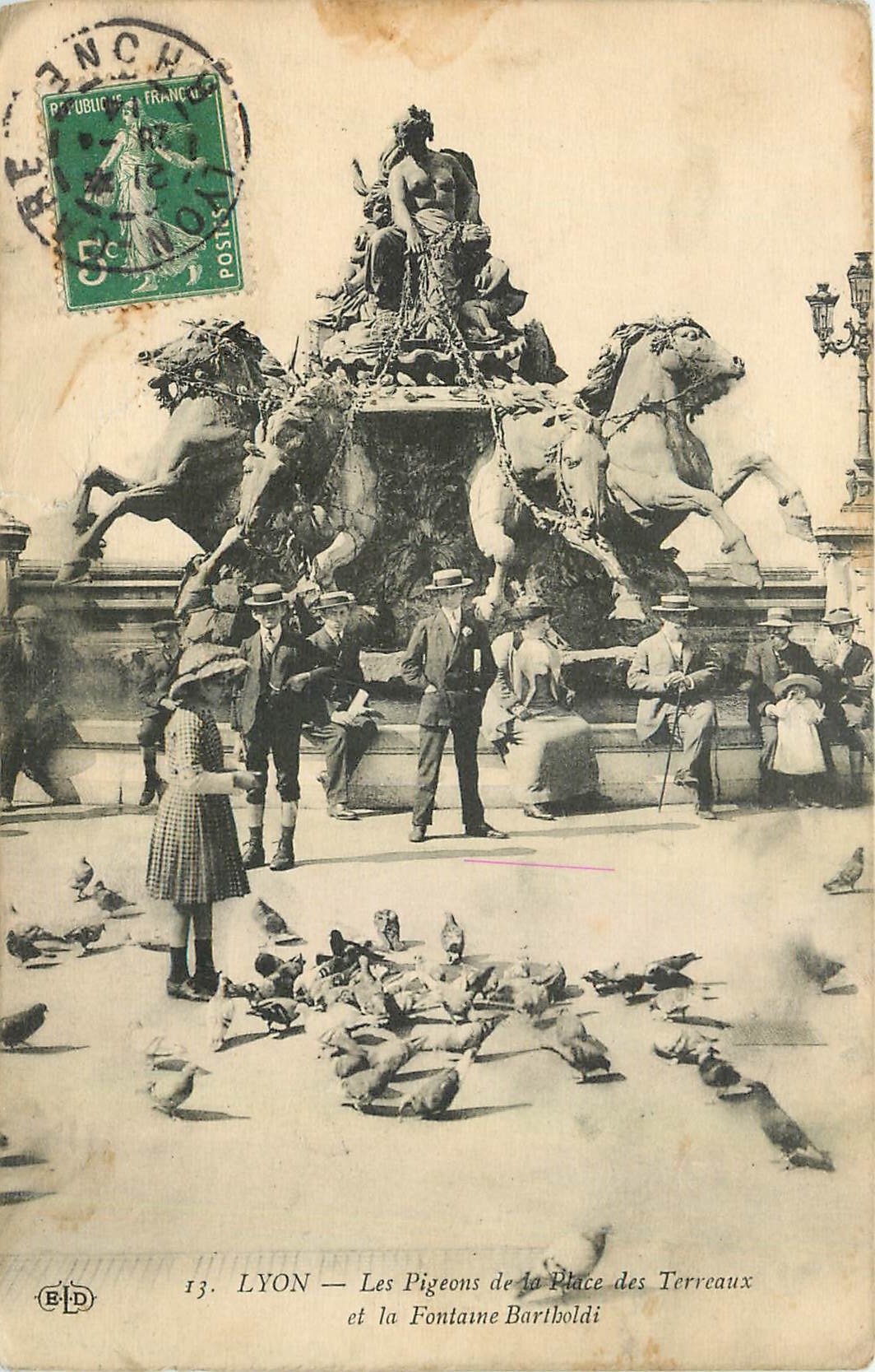 CPA Lyon Les Pigeons de la Place des Terreaux et la Fontaine Bartholdi 