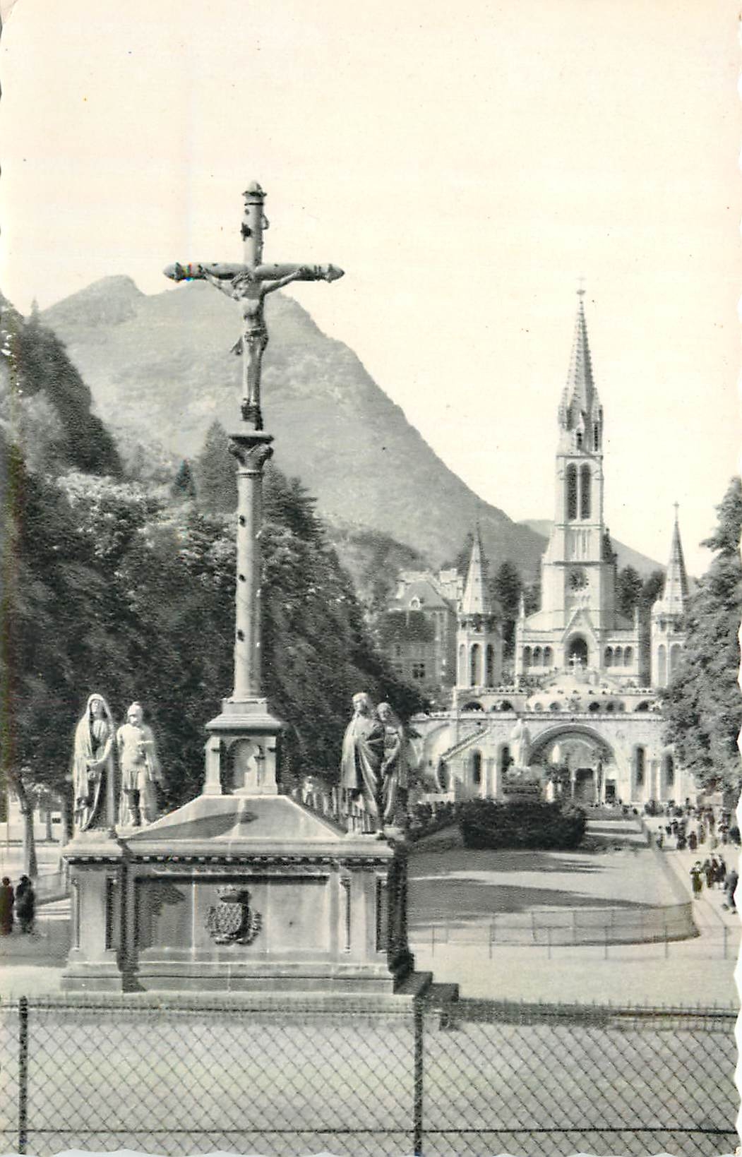 CPA Lourdes La Basilique et le Calvaire breton 