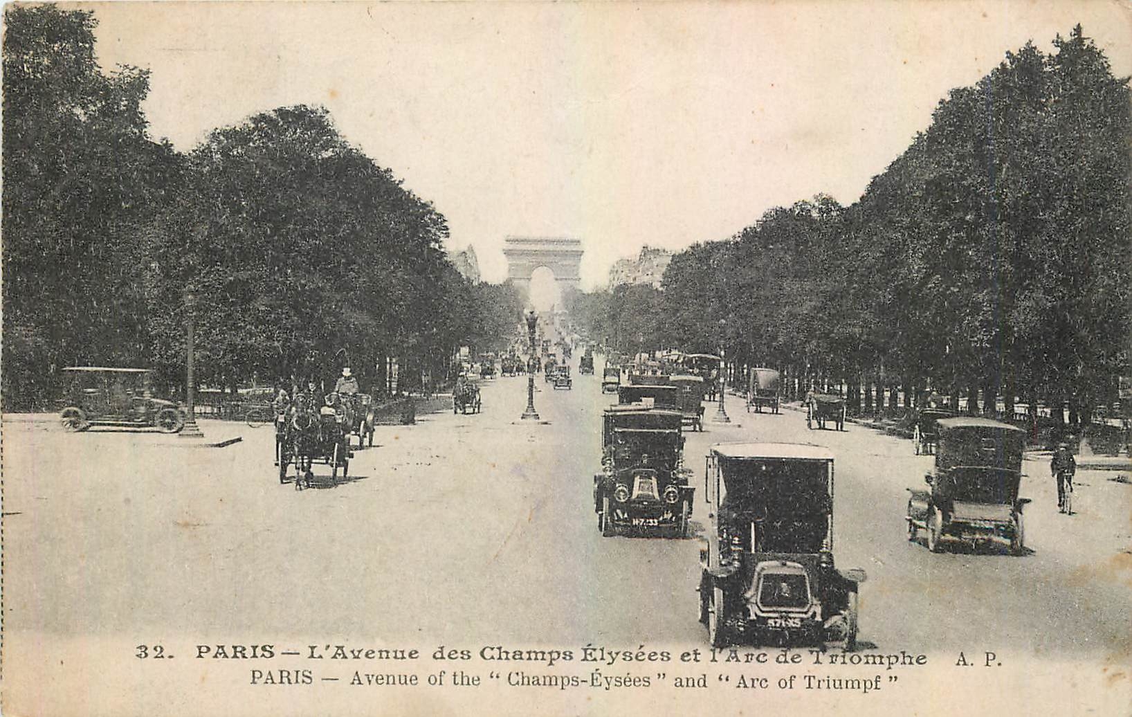 CPA Paris L'Avenue des Champs Elysees et l'Arc de Triomphe Automobile