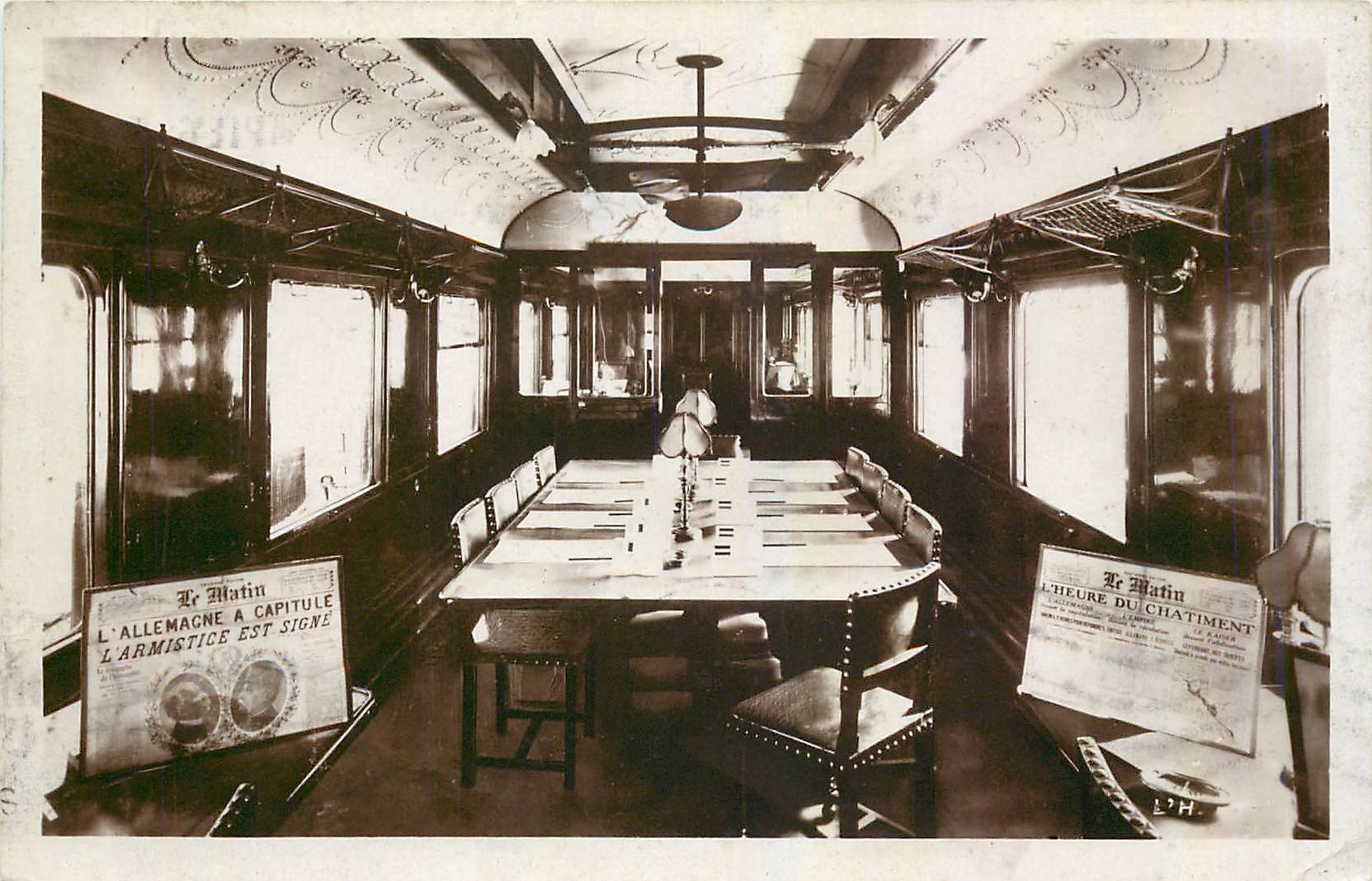 CPM Foret de Compiegne Interieur du Wagon du Marechal Foch Militaria