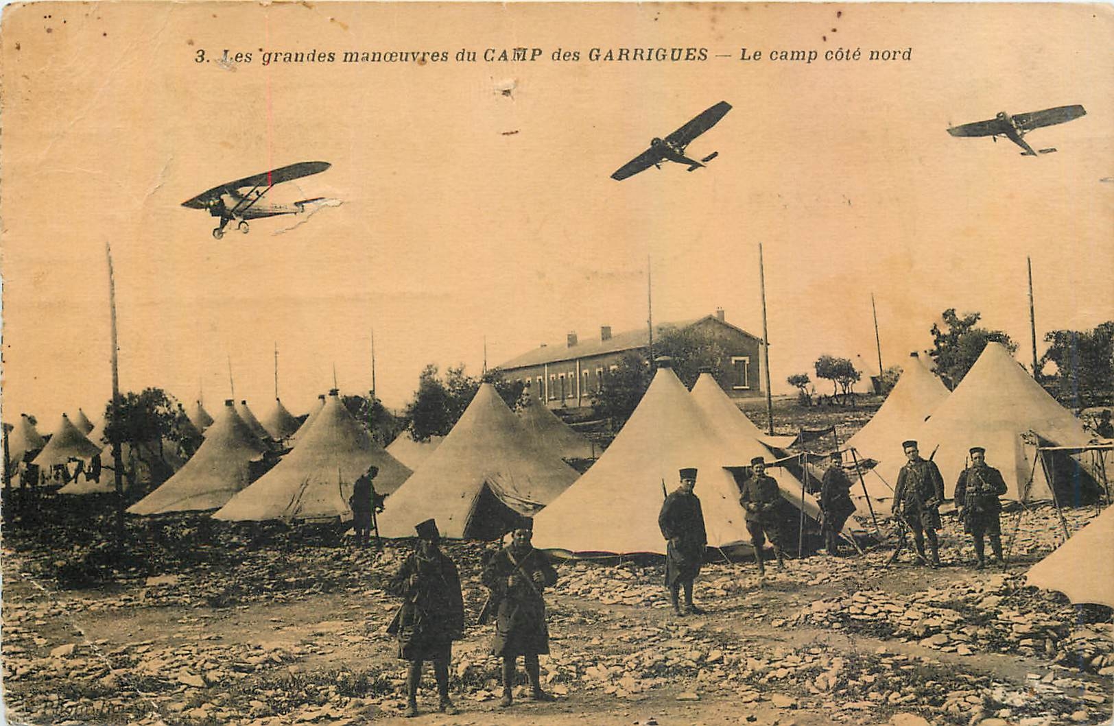CPA Les Grandes Manceuvres du Camp des Garrigues Le Camp cote nord Militaria Avion Aviation