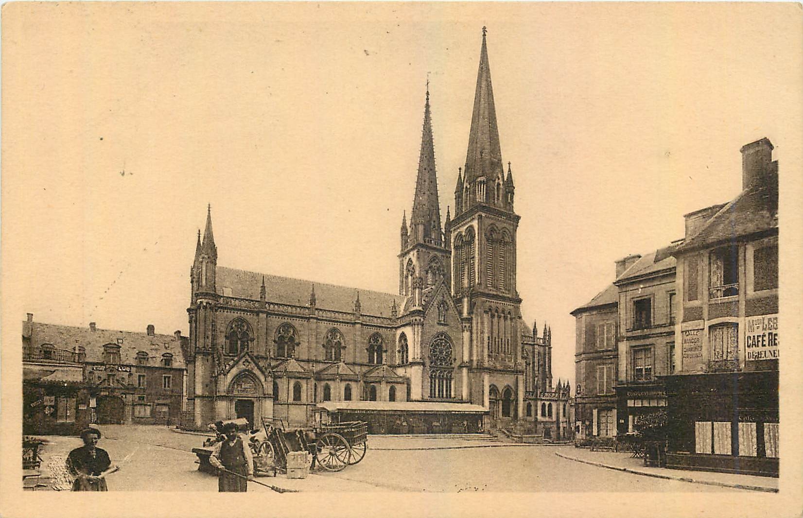 CPA La Delivrande La Basilique et la Place 