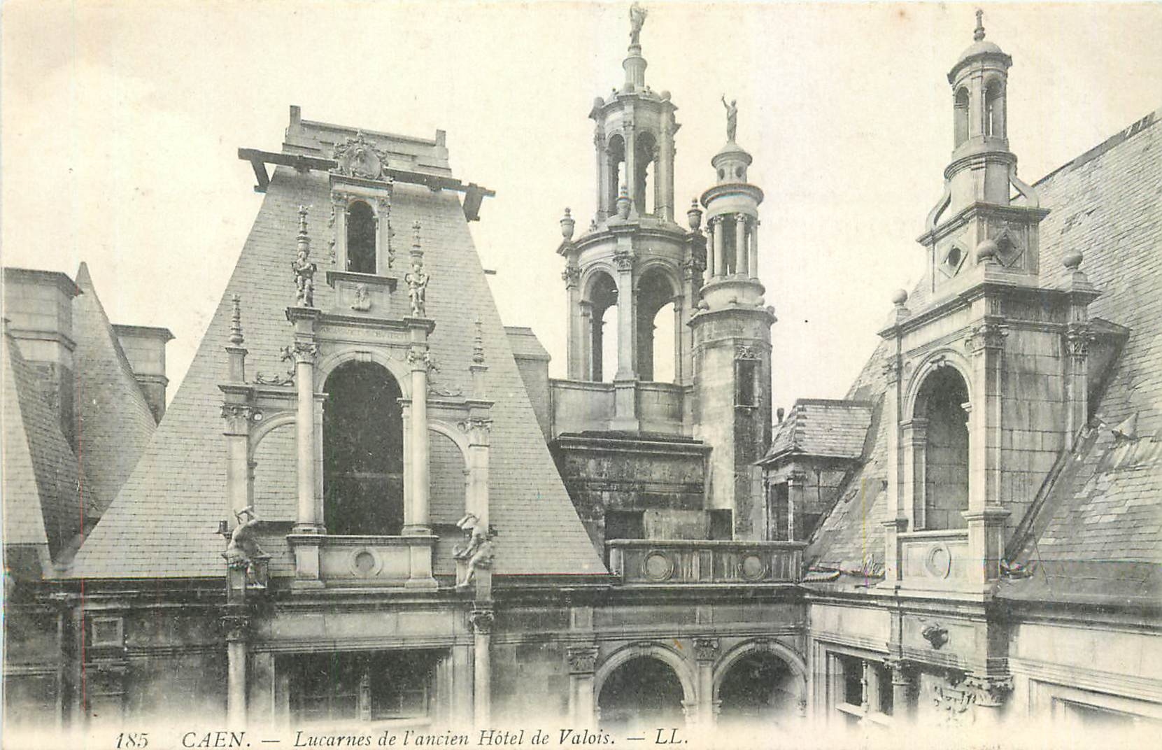 Caen — Lucarnes de l'ancien Hôtel de Valois — LL. n° 185