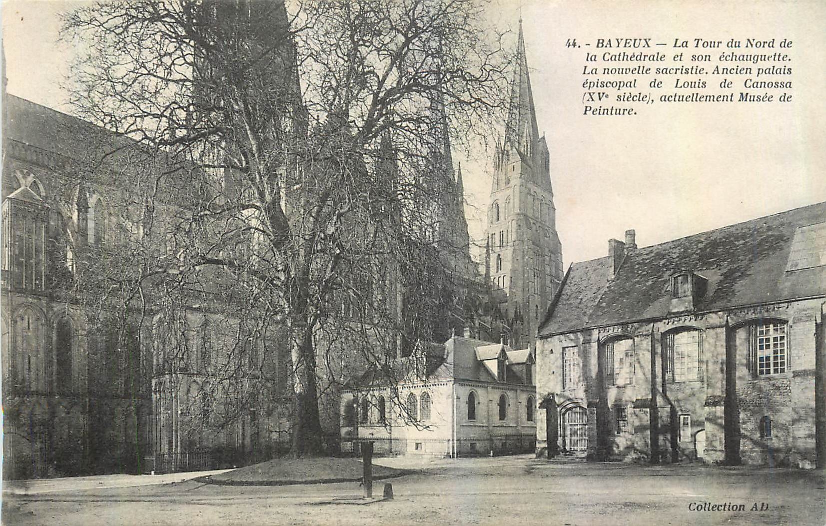 Bayeux — La Tour du Nord de la Cathédrale et son échauguette. Ancien palais épiscopal de Louis de Canossa (XVe siècle), actuellement Musée de Peinture.