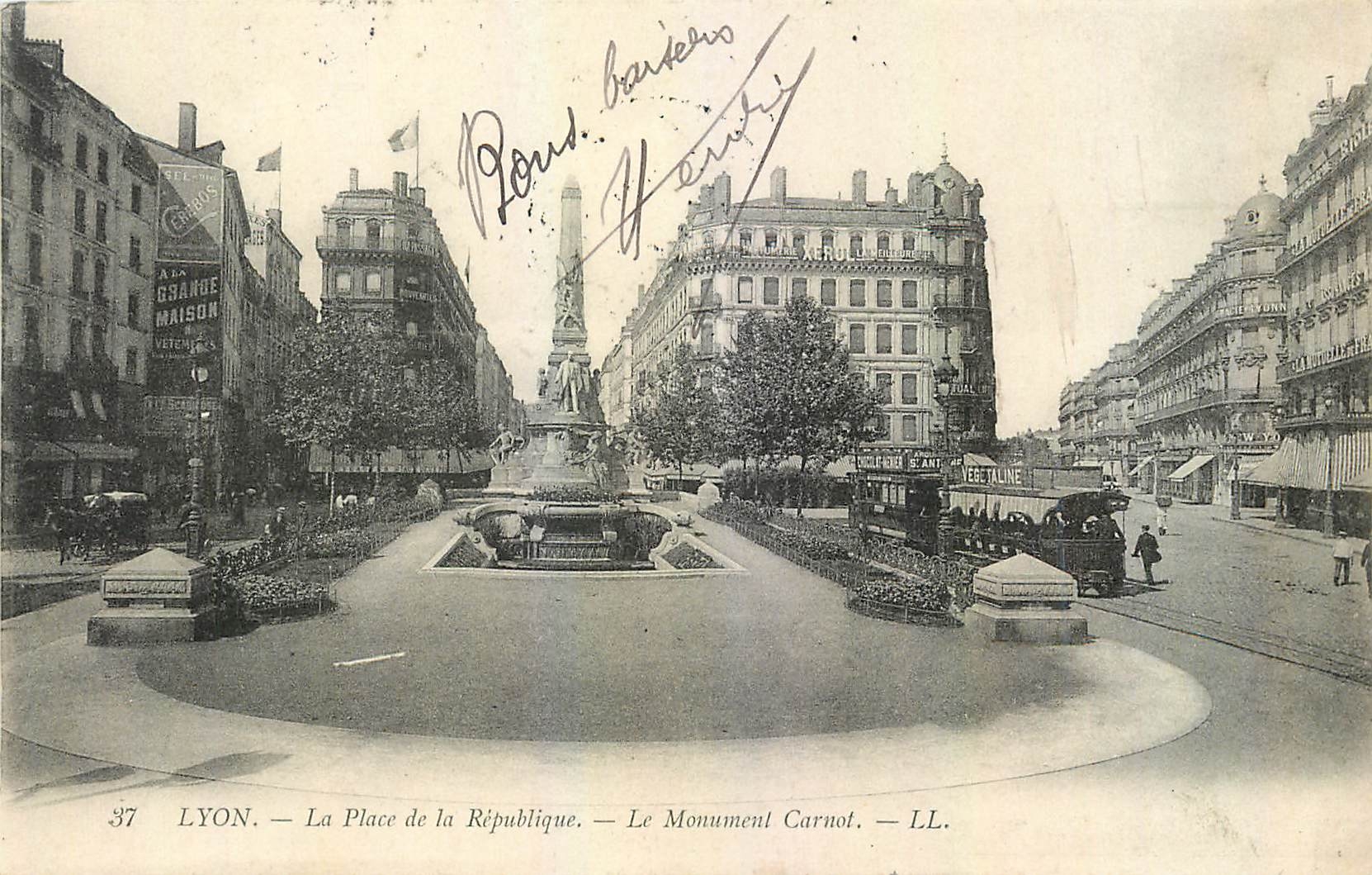 CPA Lyon La Place de la Republique Le Monument Carnot Tramway