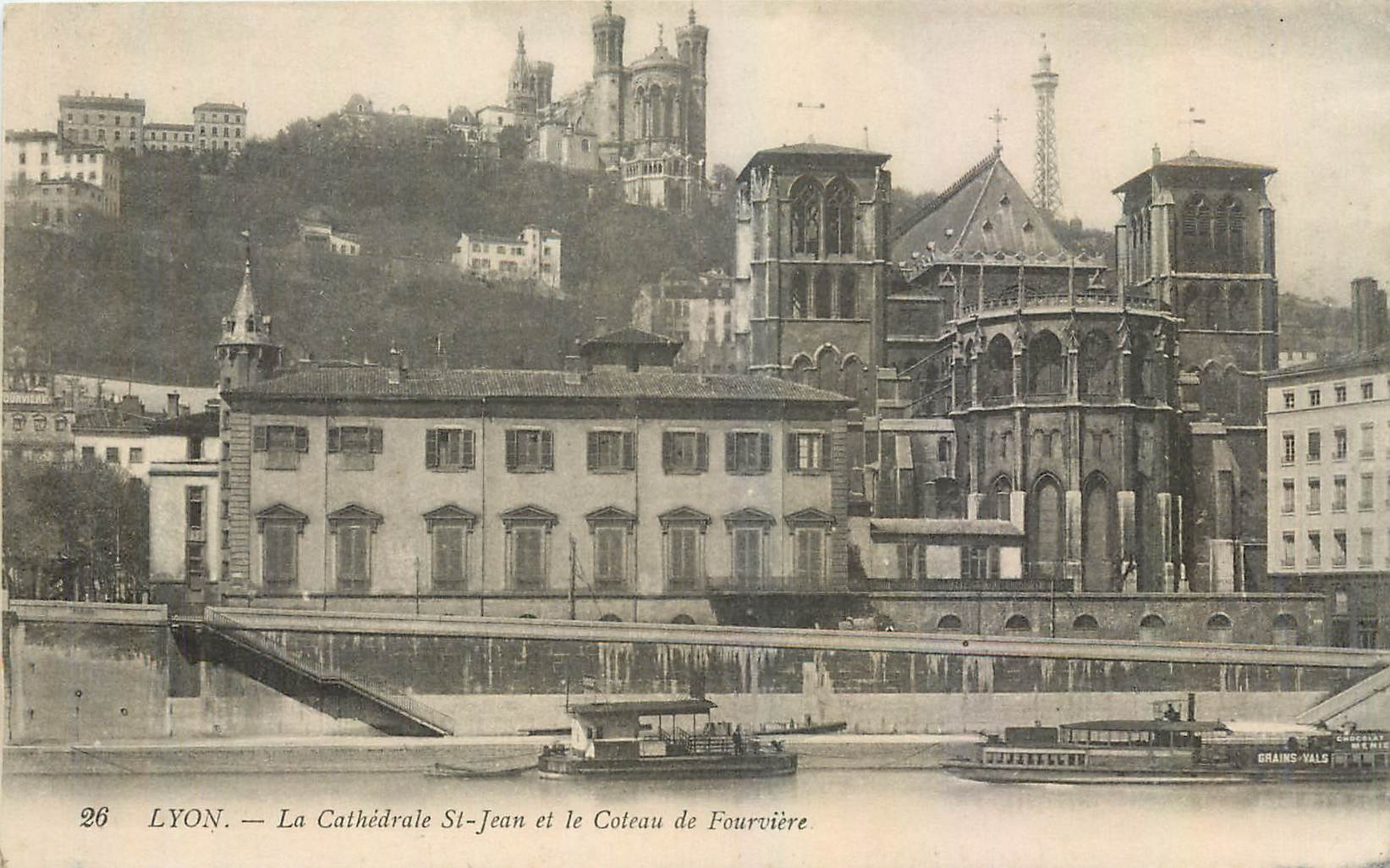 CPA Lyon La Cathedrale St Jean et le Coteau de Fourviere Bateaux