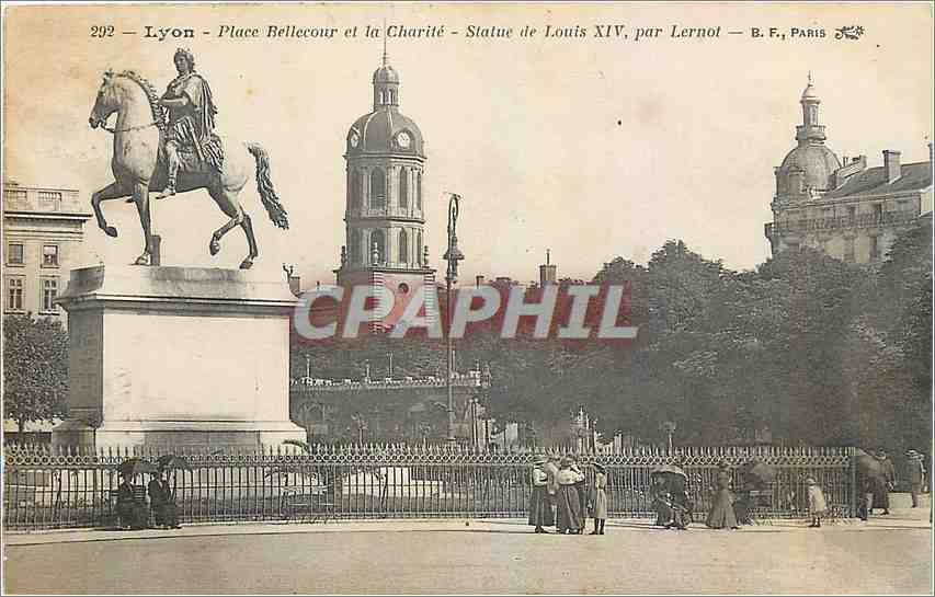 CPA Lyon Place Bellecour et la Charite Statue de Louis XIV par Lernot 