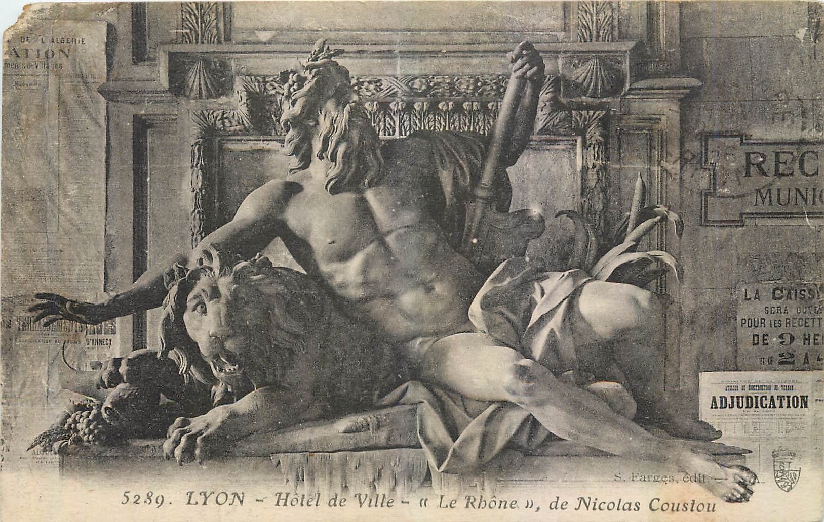 CPA Lyon Hotel de Ville Le Rhone de Nicolas Coustou Lion