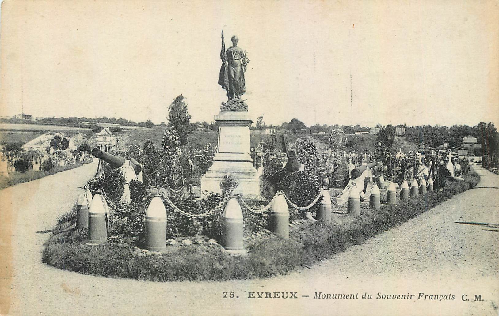 CPA Evreux Monument du Souvenir Francais Militaria