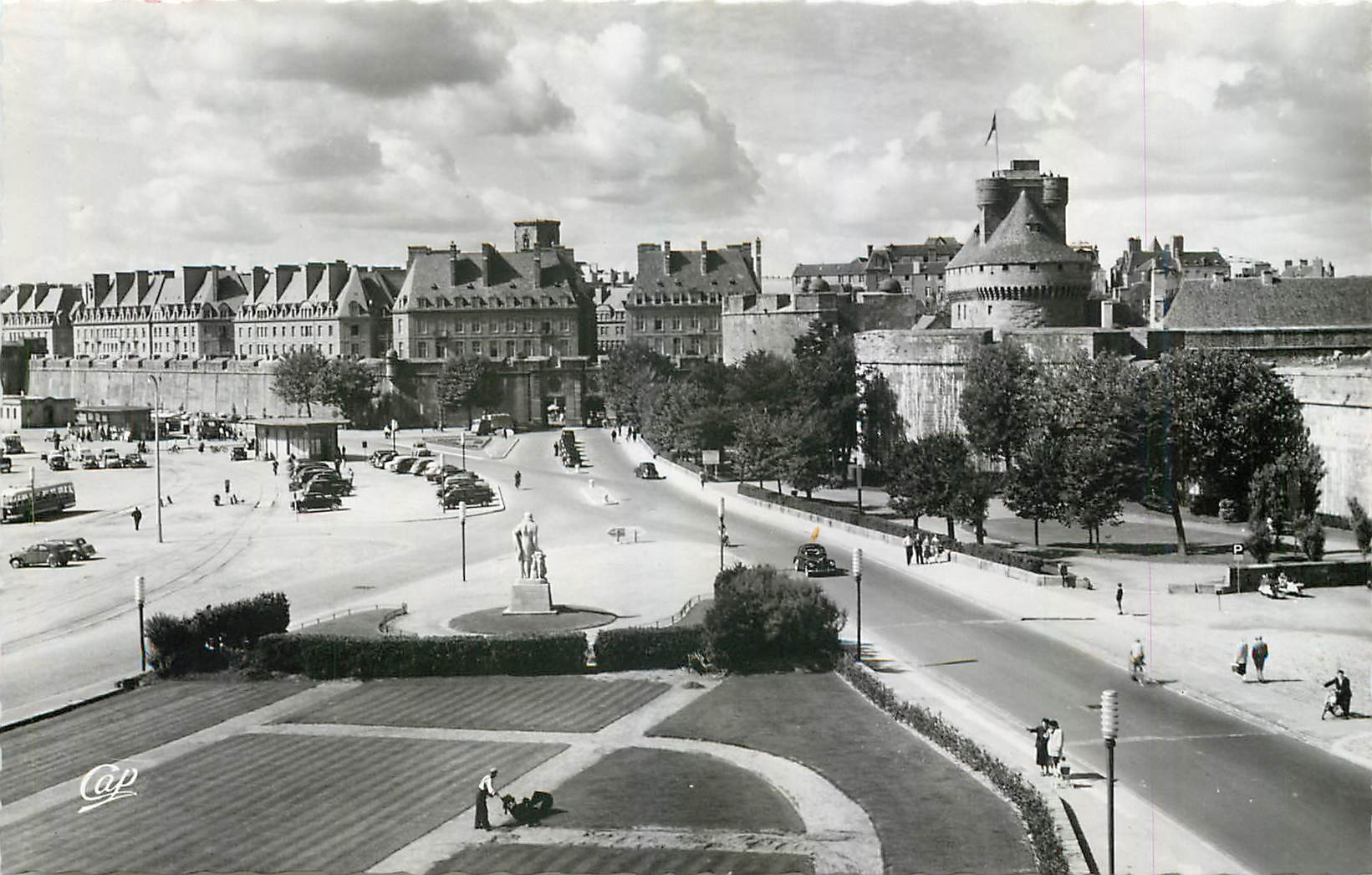 Saint-Malo - Cité Corsaire — Der Château und neue Gebäude — C.A.P. Paris