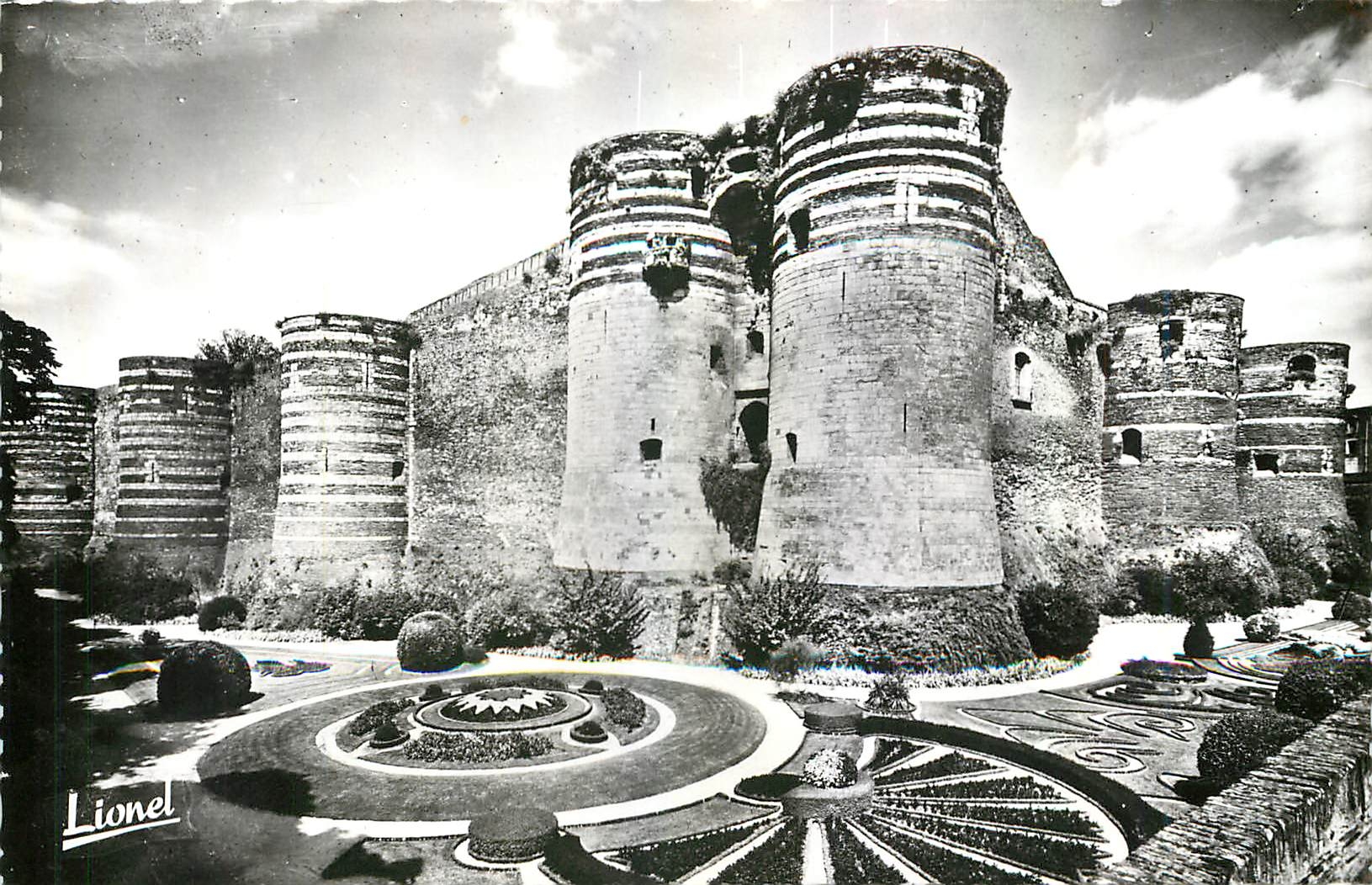 CPM Angers Maine et Loire Le Chateau et ses Fosses Fleuris 