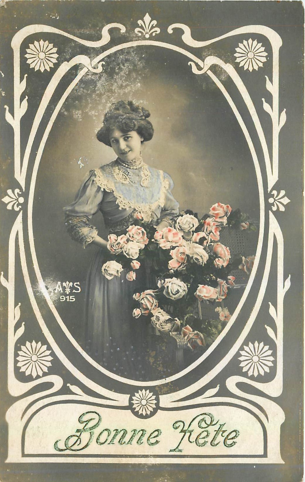 Femme tenant un bouquet de roses — Bonne Année 1915 — AYS 915