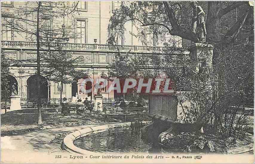 CPA Lyon Cour interieure du Palais des Arts 